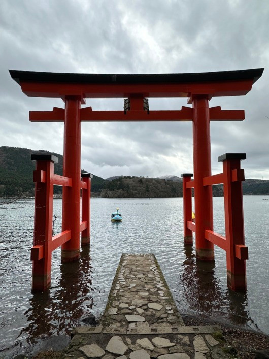 Ông được cho là thường sống tại một căn nhà ở Hakone, khu nghỉ dưỡng có suối nước nóng nằm cách Tokyo khoảng 50 dặm. Ảnh: Travel