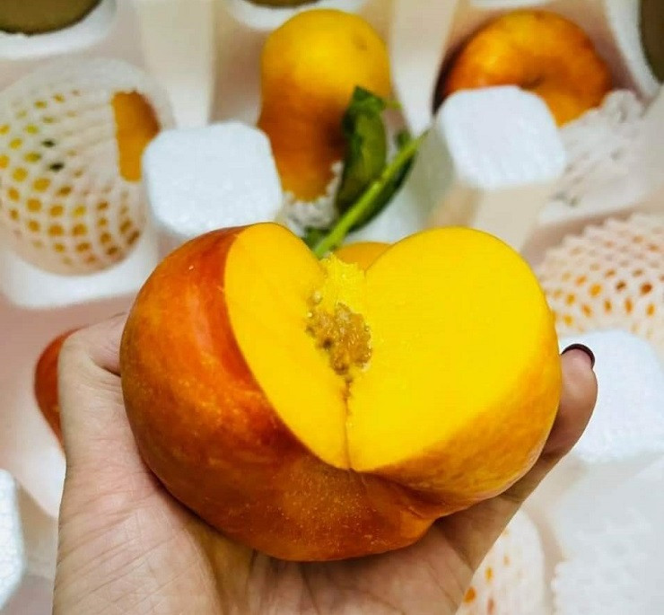 Đào dẹt có trọng lượng từ 4-5 quả/kg. Mỗi thùng đào từ 1,5 - 2 kg có giá 350.000 - 700.000 đồng. Ảnh: Facebook