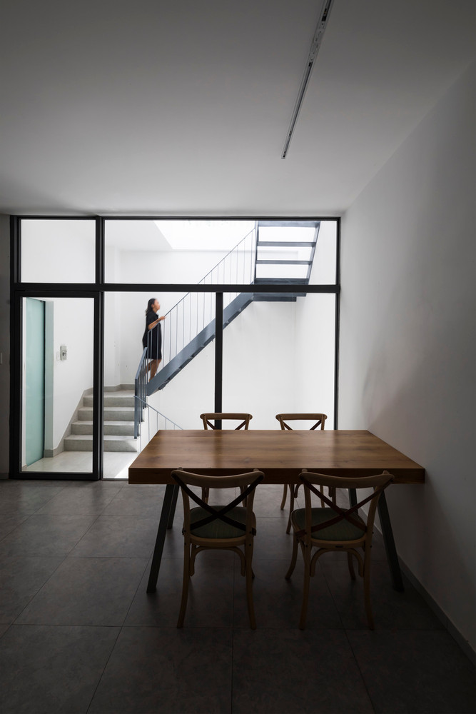 Khu vực ăn uống lấy ánh sáng từ khu vực trung tâm của căn nhà.