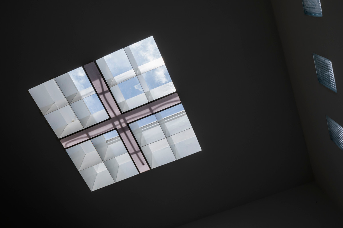 Giếng trời có mái che lấy ánh sáng cho toàn bộ không gian.