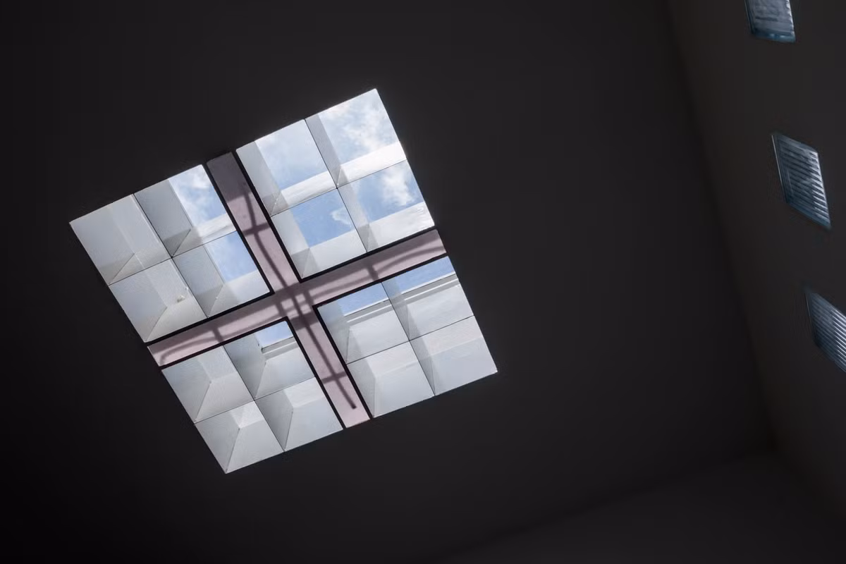 Giếng trời có mái che lấy ánh sáng cho toàn bộ không gian.