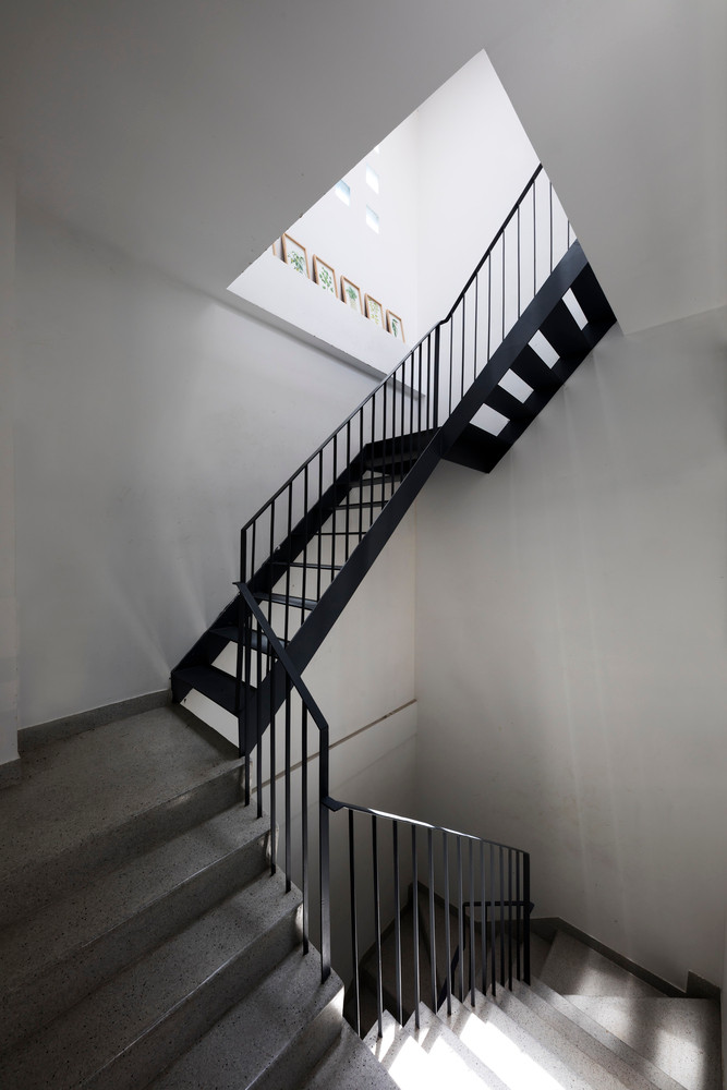 Hệ cầu thang mở cho ánh sáng và gió len lỏi vào mọi góc. Nguồn ảnh: Hiroyuki Oki