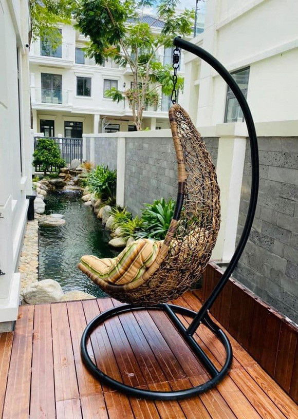 Góc thư giãn nằm sát bên hồ cá Koi. Ảnh: FBNV