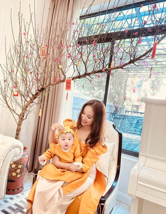 Trong nhà thiết kế nhiều cửa sổ lớn giúp không gian luôn thoáng đãng. Ảnh: FBNV