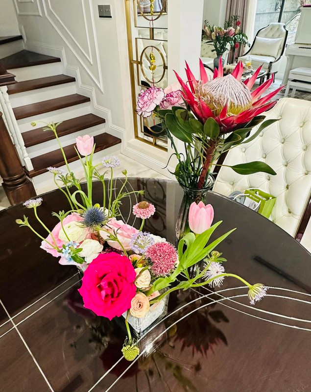 Ở bên trong, Thanh Vân Hugo trang trí nhiều bình hoa tươi rực rỡ. Ảnh: FBNV