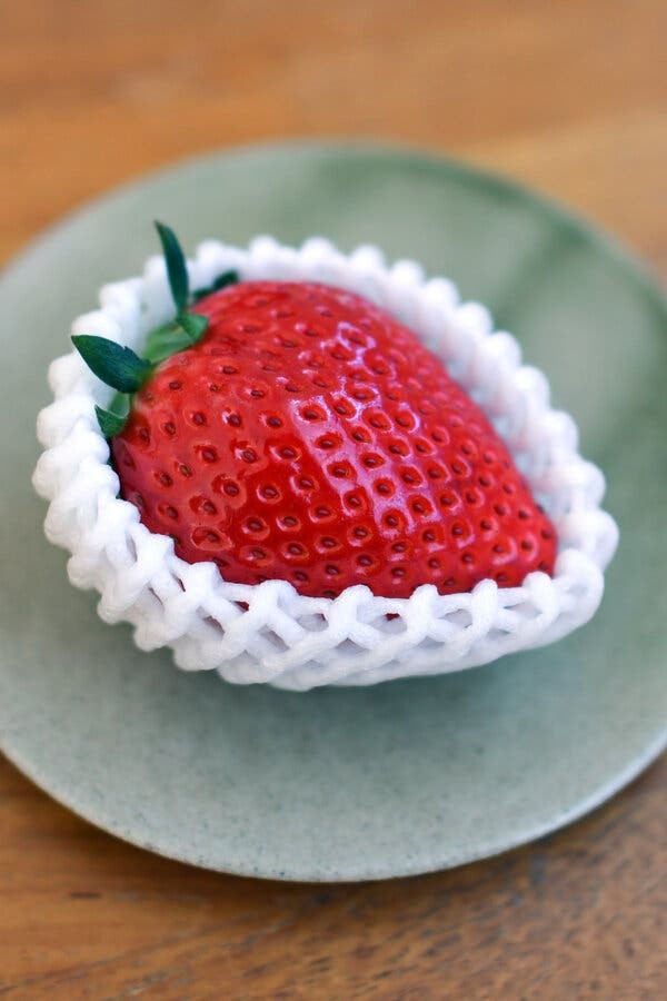 Dâu tây Bijin-Hime Nhật Bản có hình dáng hoàn hảo, màu sắc đỏ tươi, bóng bẩy, thịt quả chắc và có vị ngọt đậm. Ảnh: New York Times