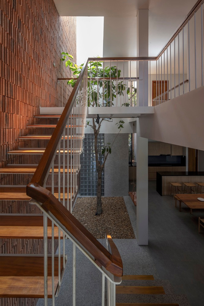 Cầu thang gỗ kết nối khối không gian ở tầng hai tạo tầm nhìn thông thoáng.