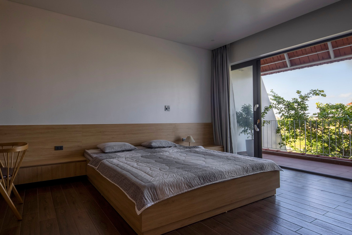 Phòng ngủ trang bị cửa kính cường lực, giúp mở rộng tầm nhìn hướng ra bên ngoài. Nguồn ảnh: Hoang Le