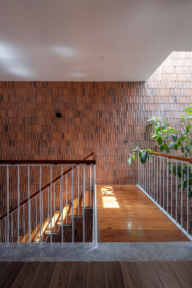 Các khoảng trống trong nhà là sảnh, khu vực phòng khách, vùng lưng bếp được lấp đầy bằng những mảnh vườn nhỏ.