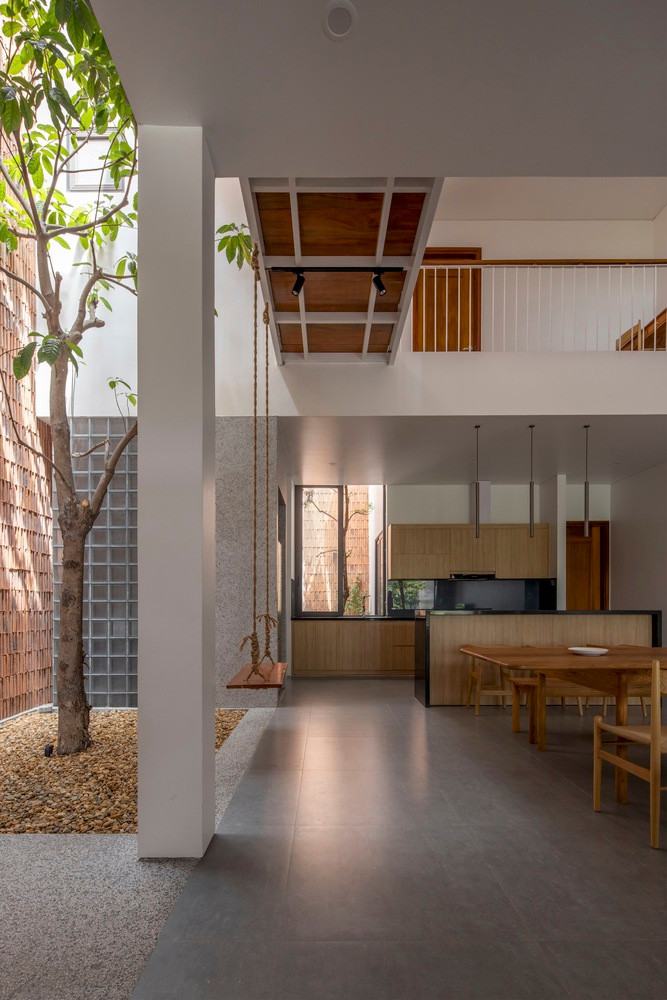  Nhà bếp thoáng đãng nhờ lấy ánh sáng từ giếng trời.