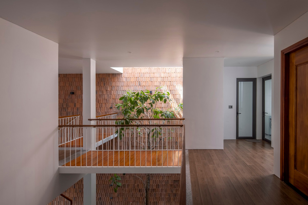 Đáp ứng yêu cầu của gia chủ, kiến trúc sư đề xuất giảm diện tích xây dựng để tạo thêm không gian.