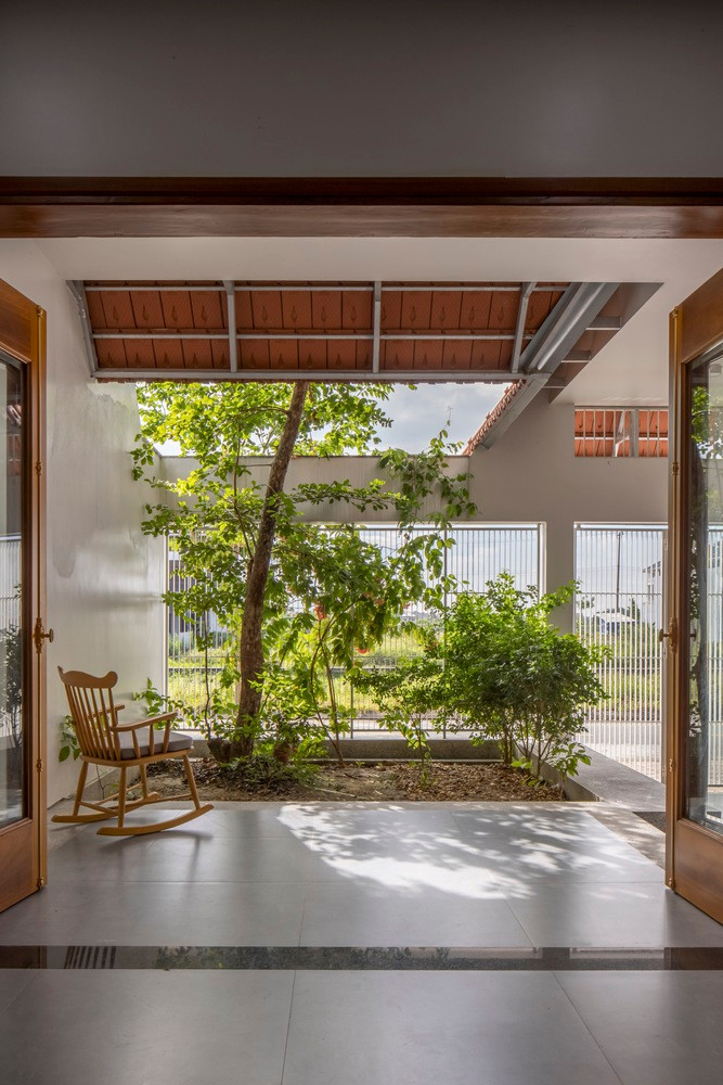 Từ đây, có thêm những khoảng sân vườn hay khoảng đất trống để tối đa hóa sự hòa nhập giữa các thành viên.