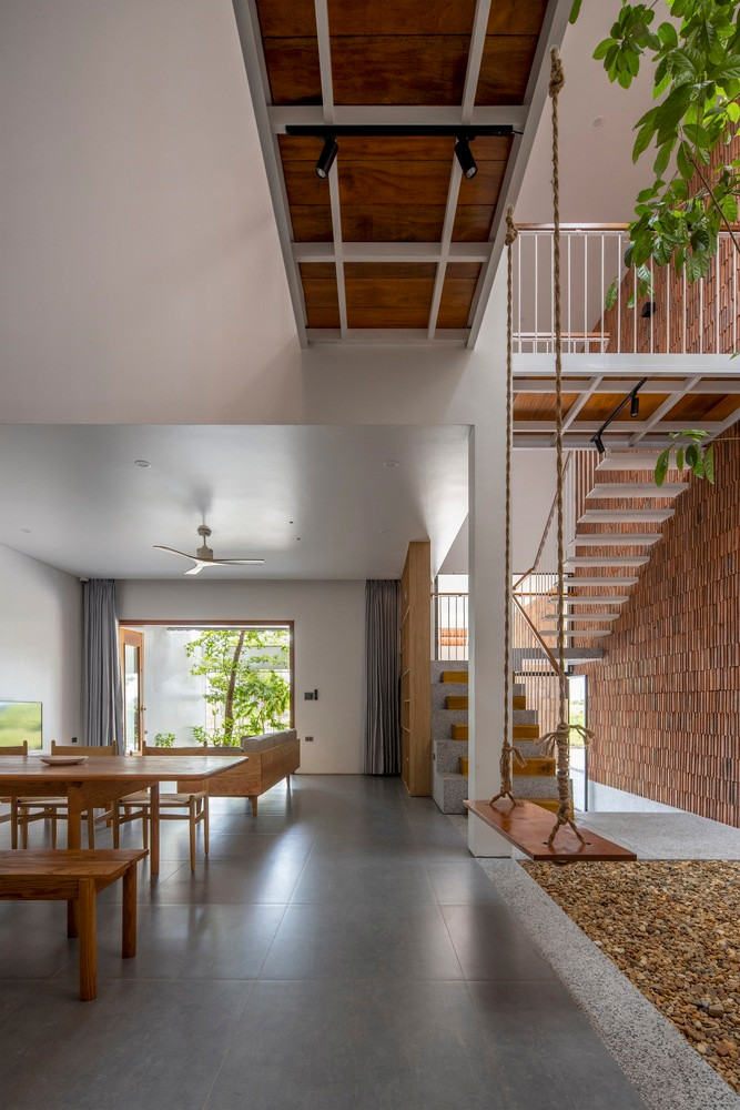 Thiết kế này tạo ra nhiều không gian rộng mở, thoáng mát, giải phóng tầm nhìn giúp ngôi nhà trở nên linh hoạt, cởi mở và năng động hơn.