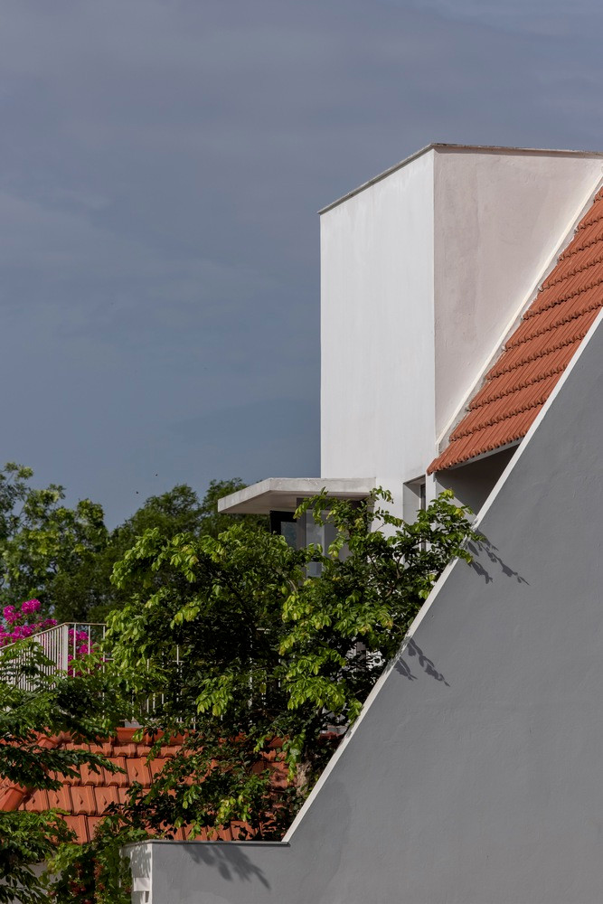 Toàn bộ hiên phòng khách và phòng ngủ đều được lợp bằng mái ngói đất nung, kiểu lợp mái truyền thống ở các vùng nông thôn Việt Nam.