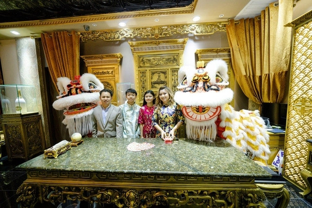 Tại đây, triệu phú Johnny Đặng cũng có phòng làm việc "sơn son thếp vàng" hào nhoáng. Đây là nơi "ông vua kim hoàn" thường xuyên gặp gỡ các khách hàng.