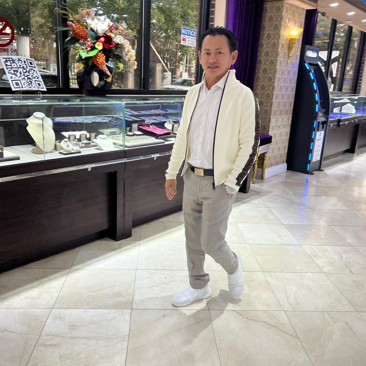 Johnny Đặng là một trong những doanh nhân gốc Việt thành danh trên đất Mỹ. Anh nổi tiếng trong lĩnh vực làm đồ phụ kiện, trang sức cho loạt ngôi sao cực nổi như Kanye West, Jay Z, Beyonce, Nicki Minaj...