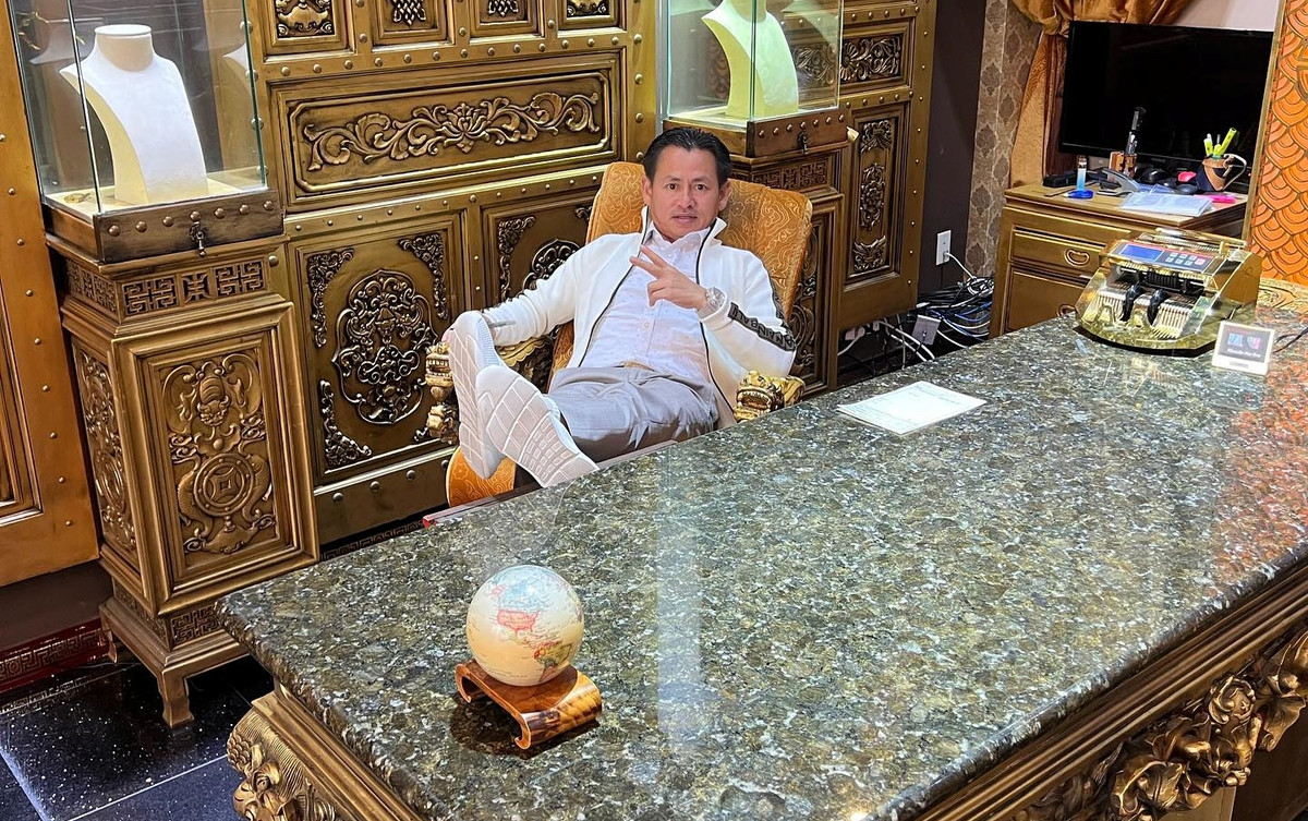 Kể từ khi cạch mặt Khoa Pug, Johnny Đặng chọn cách sống kín tiếng hơn. Anh ít khi đăng tải clip trên kênh Youtube cá nhân mà tập trung cho công việc.