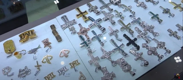 Cửa hàng trang bị tới 52 tủ trưng bày full kim cương, 105 camera giám sát 24/7, "két sắt" siêu đặc biệt dày tận 2m5 và dàn máy chế tác đắt đỏ, mỗi chiếc có giá từ 75.000 - 200.000 USD (khoảng 1,7 tỷ đến 4,4 tỷ).