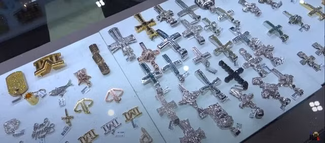 Cửa hàng trang bị tới 52 tủ trưng bày full kim cương, 105 camera giám sát 24/7, "két sắt" siêu đặc biệt dày tận 2m5 và dàn máy chế tác đắt đỏ, mỗi chiếc có giá từ 75.000 - 200.000 USD (khoảng 1,7 tỷ đến 4,4 tỷ).