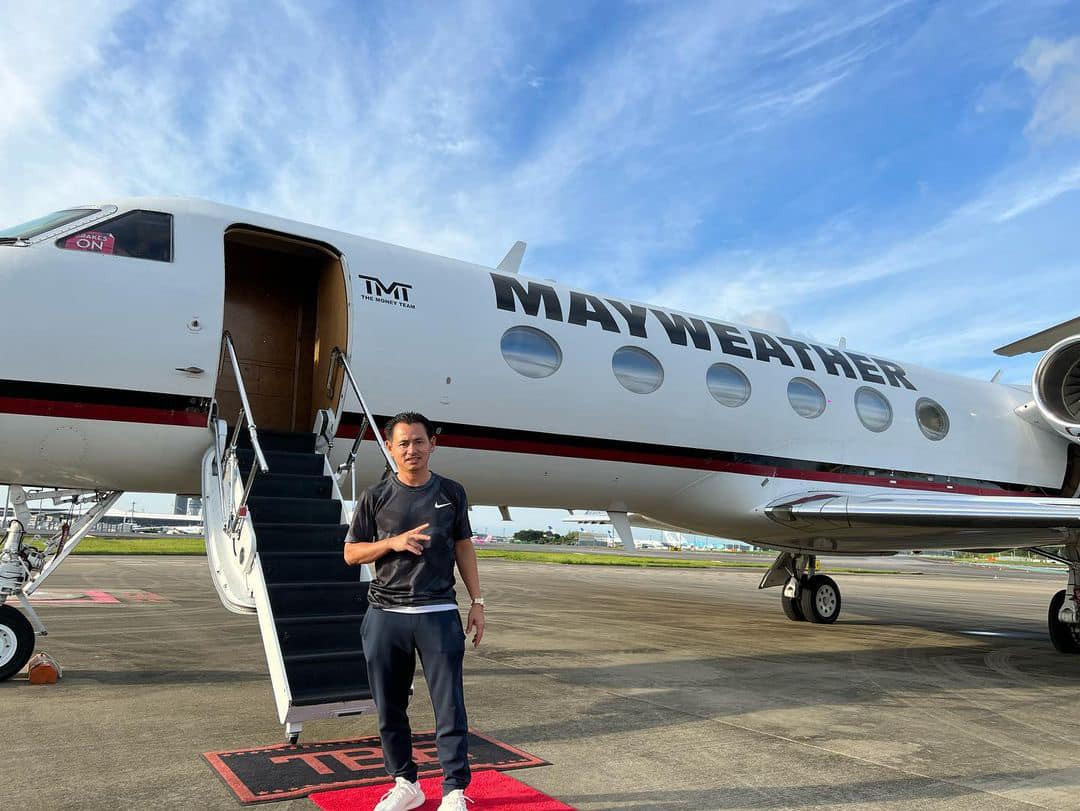 Ngoài siêu xe, Johnny Đặng thường sử dụng những phương tiện di chuyển xa xỉ khác như thuê máy bay trực thăng du ngoạn hoặc check-in trên du thuyền.