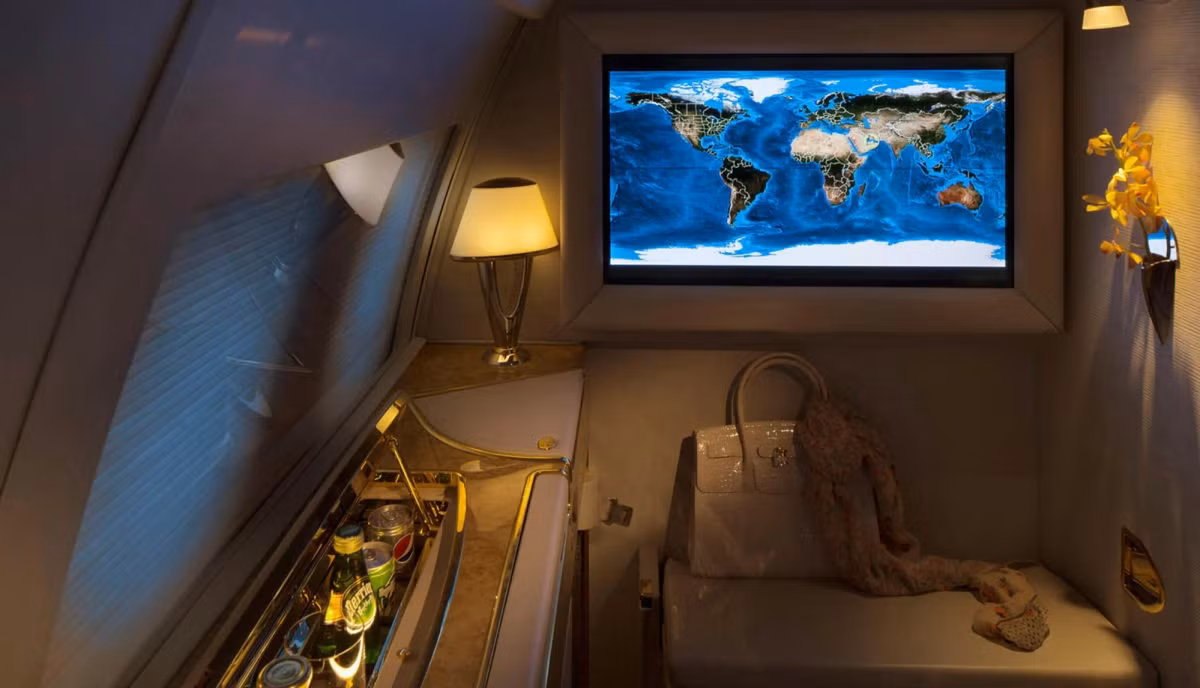 Chiếc máy bay tư nhân này còn được trang bị nhiều thiết bị công nghệ cao với 1.500 kênh giải trí được chiếu trên màn hình LCD 42 inch, Internet tốc độ cao, kết nối di động luôn sẵn sàng. Ảnh: Emirates-executive