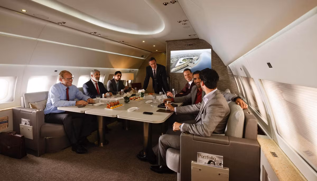 Thậm chí, hành khách có thể sắp xếp một bàn hội nghị với công nghệ mới nhất theo ý của mình. Ảnh: Emirates-executive