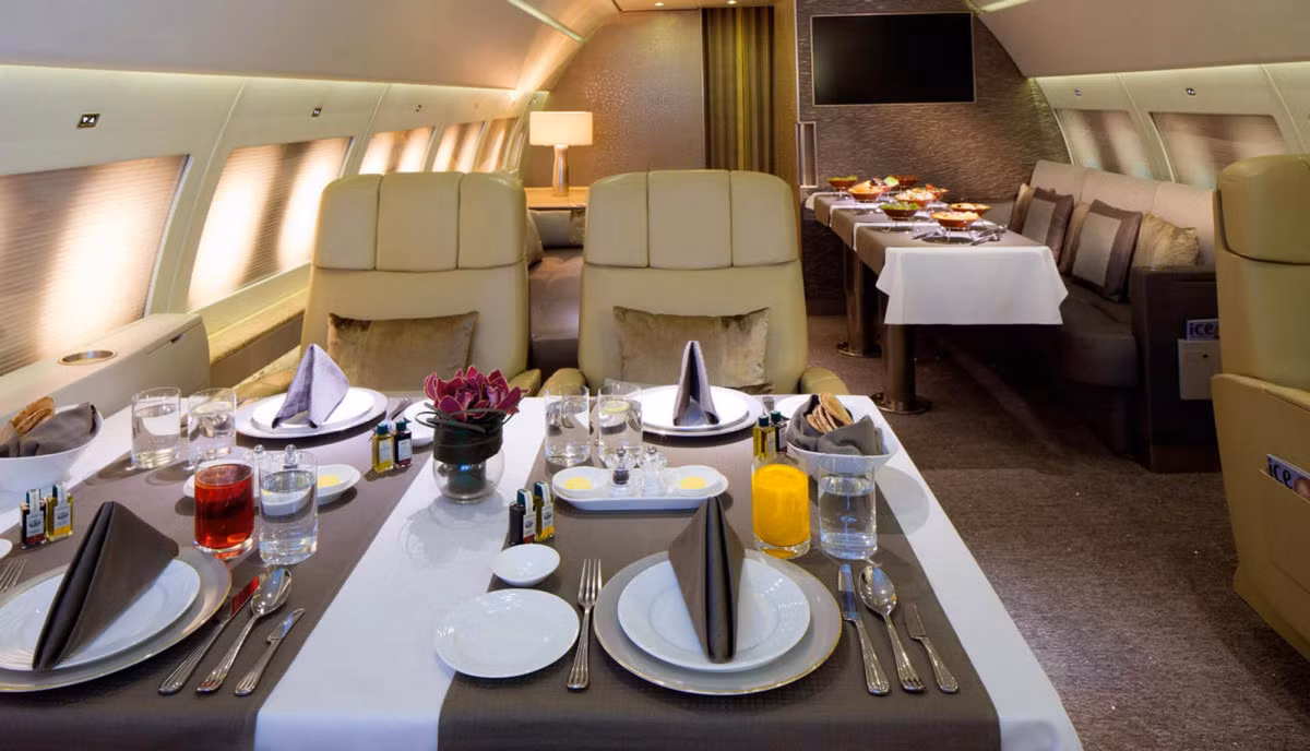 Khu vực phòng chờ của Emirates Executive A319 đủ lớn để biến thành một nhà hàng riêng. Ảnh: Emirates-executive