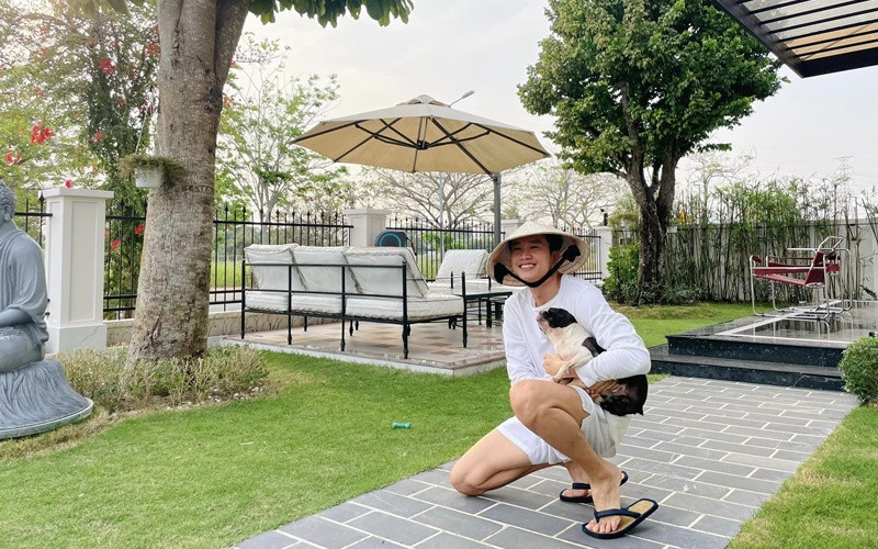Khu vườn lớn tràn ngập cây xanh là không gian nghỉ ngơi, thư giãn của nam diễn viên "Về nhà đi con".