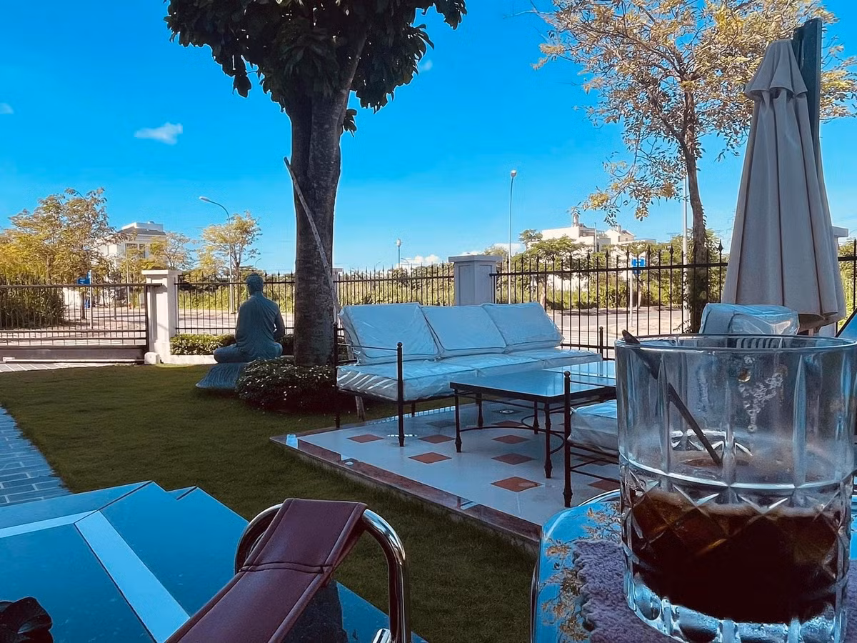 Không gian sân vườn trở thành góc nhâm nhi cà phê, thư giãn lý tưởng của nam diễn viên.