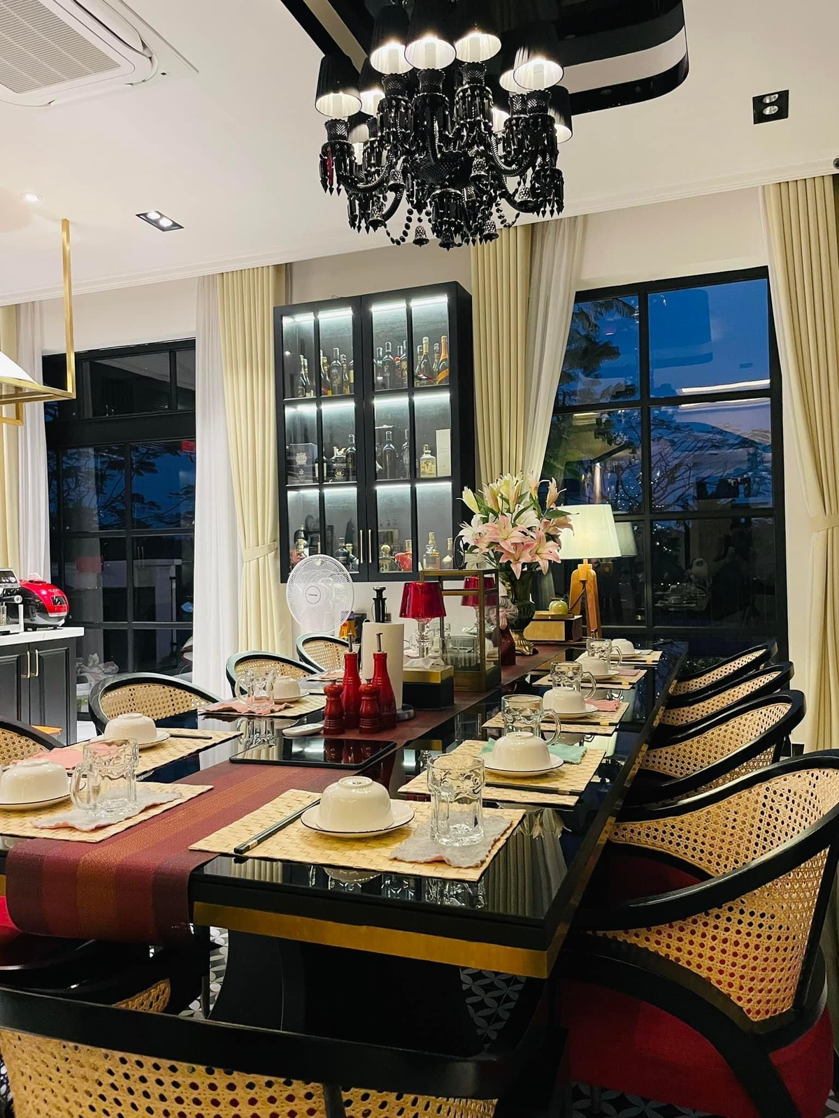 Bên trong ngôi nhà của Quốc Trường thiết kế theo phong cách hiện đại.