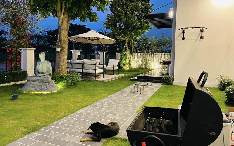 Trước đó, Quốc Trường cũng đăng tải hình ảnh chó hàng xóm trong biệt thự để lộ khu vườn rộng thênh thang.