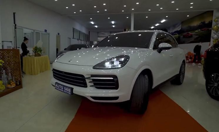 Đó là chiếc Porsche Cayenne "full options" đời mới năm 2021 có giá khoảng hơn 6 tỷ đồng.