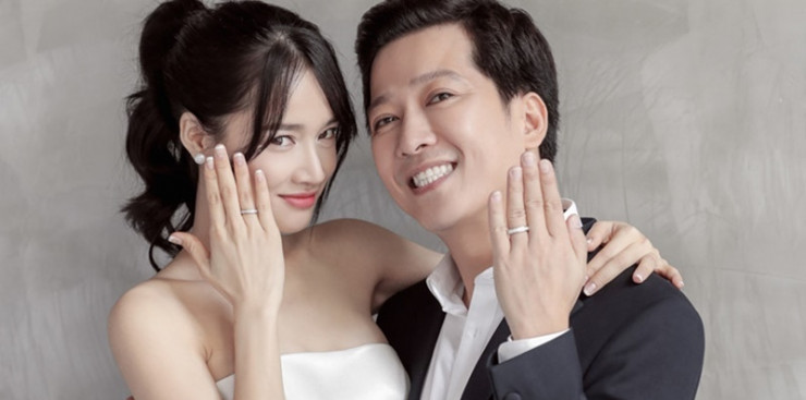 Năm 2020, Trường Giang khiến Nhã Phương bất ngờ và hạnh phúc khi tặng quà 8/3 vợ lúc nửa đêm.