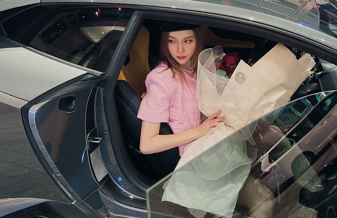 Tuy nhiên, khi mua xe Hạnh Sino còn đặt hàng gia công "độ" lại theo sở thích cá nhân khiến tổng số tiền cô phải chi đội lên 18 tỷ đồng. Đây là món quà 8/3 Hạnh Sino tự thưởng cho mình để nhắc nhở bản thân không ngừng nỗ lực.