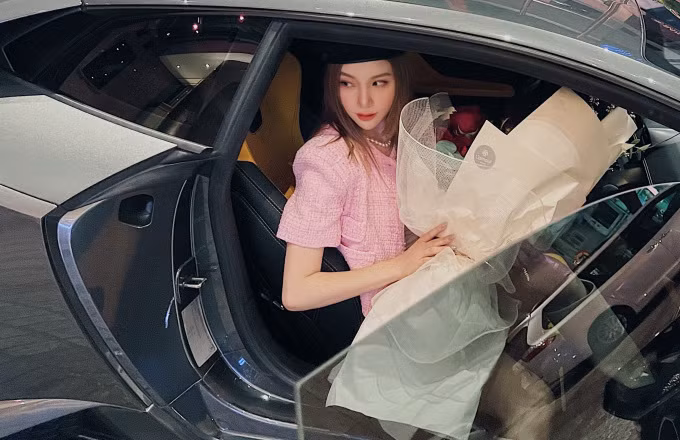 Tuy nhiên, khi mua xe Hạnh Sino còn đặt hàng gia công "độ" lại theo sở thích cá nhân khiến tổng số tiền cô phải chi đội lên 18 tỷ đồng. Đây là món quà 8/3 Hạnh Sino tự thưởng cho mình để nhắc nhở bản thân không ngừng nỗ lực.