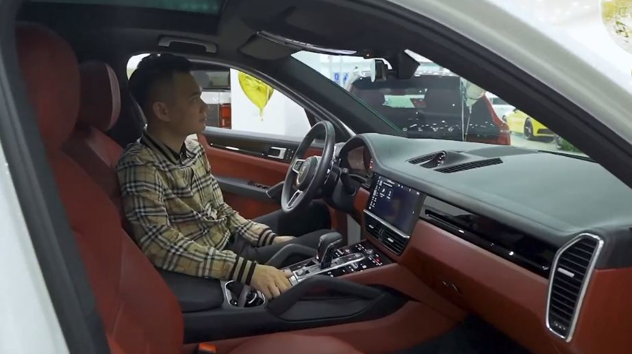 Đáng chú ý, riêng tiền đặt trang bị tuỳ chọn cho chiếc xe đã lên tới hơn 1 tỷ đồng.