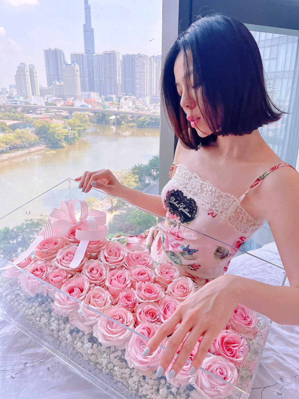 Năm 2021, ca sĩ Lệ Quyên khiến không ít fan nữ "ghen tỵ" khi hé lộ món quà 8/3 giá trị cô nhận được từ tình trẻ Lâm Bảo Châu.