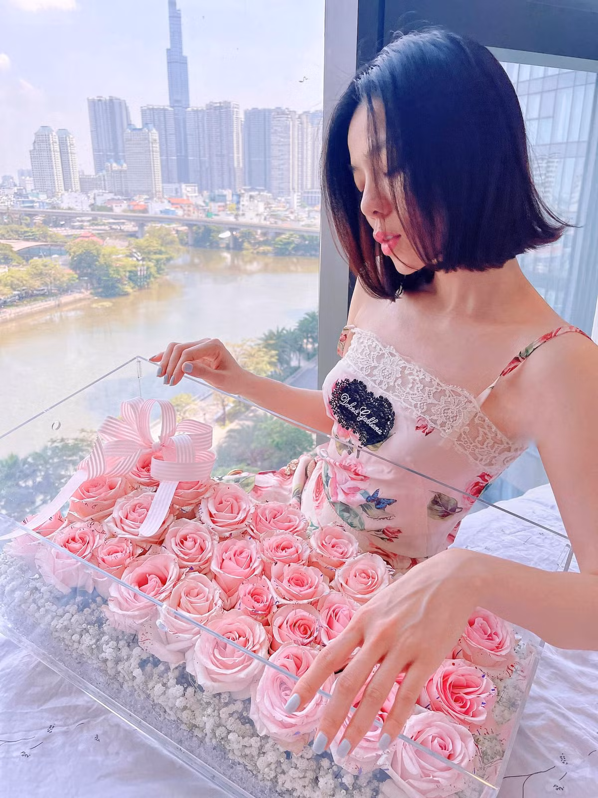 Năm 2021, ca sĩ Lệ Quyên khiến không ít fan nữ "ghen tỵ" khi hé lộ món quà 8/3 giá trị cô nhận được từ tình trẻ Lâm Bảo Châu.