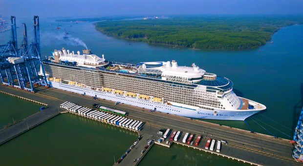 Spectrum of the Seas dài 347m, cao gần 63m, rộng gần 50 m và nằm trong top 10 siêu phẩm nghỉ dưỡng xa hoa trên biển của thế giới. Ảnh: Royalcaribbean