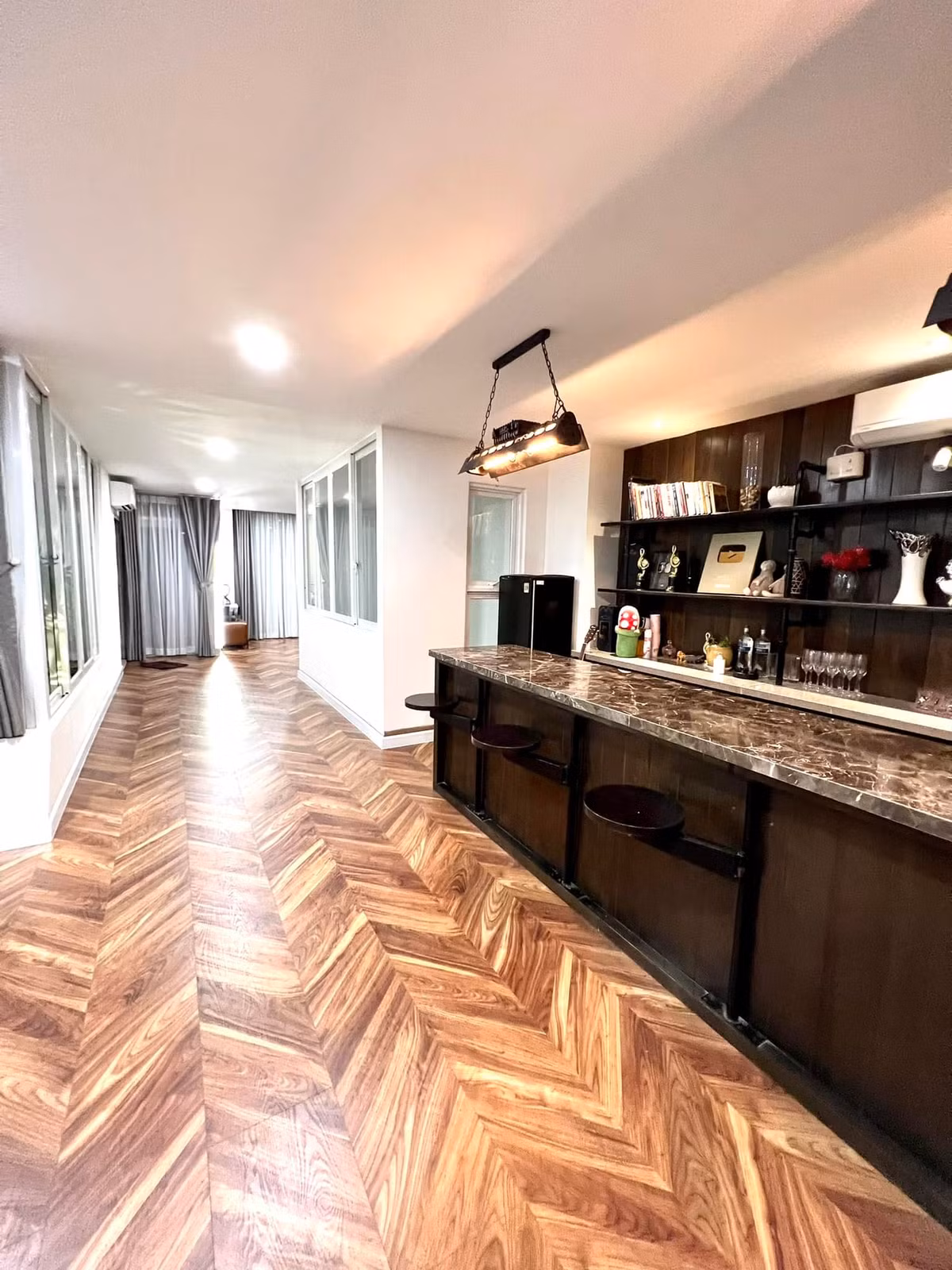 Khu bếp tiện nghi với đảo bếp dài.