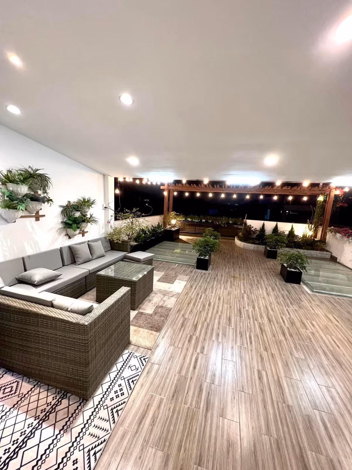 Đặc biệt, sân thượng nhà Hồ Quang Hiếu được cải tạo thành khu vực thư giãn nhiều cây xanh, lộng gió. Nguồn ảnh: FBNV