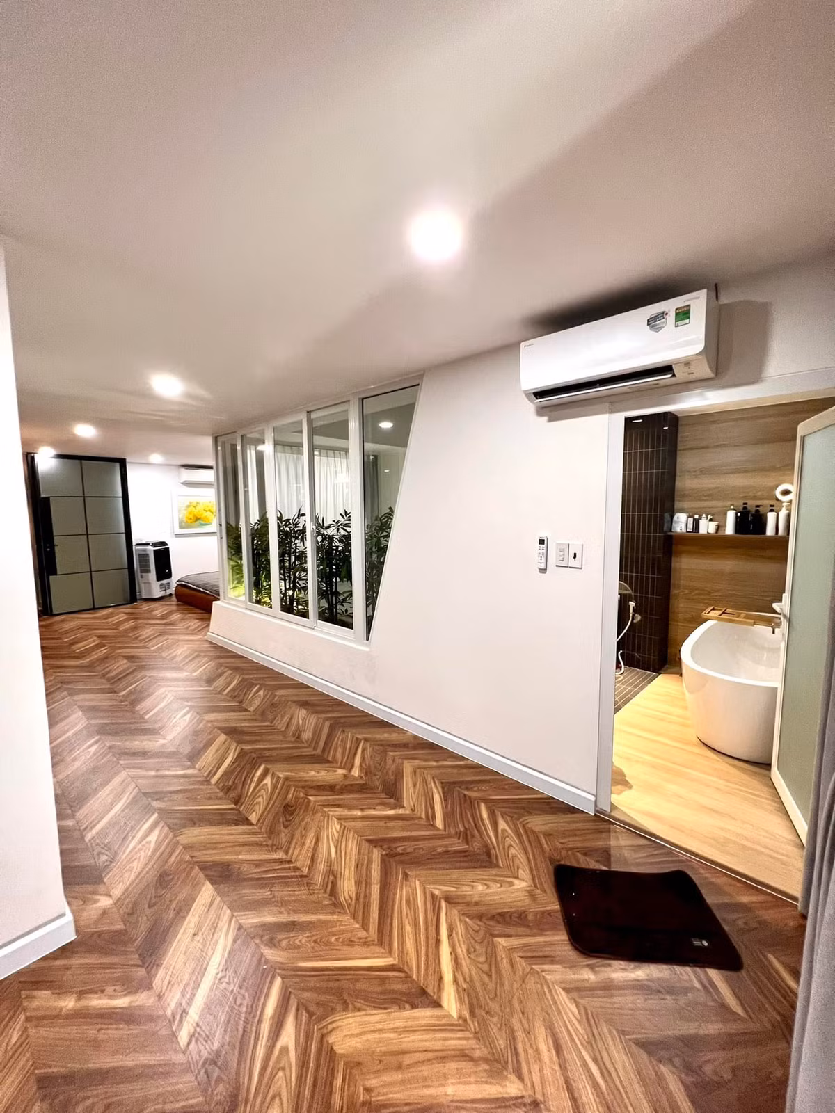 Phòng tắm sang trọng, nhiều cây xanh thư giãn.