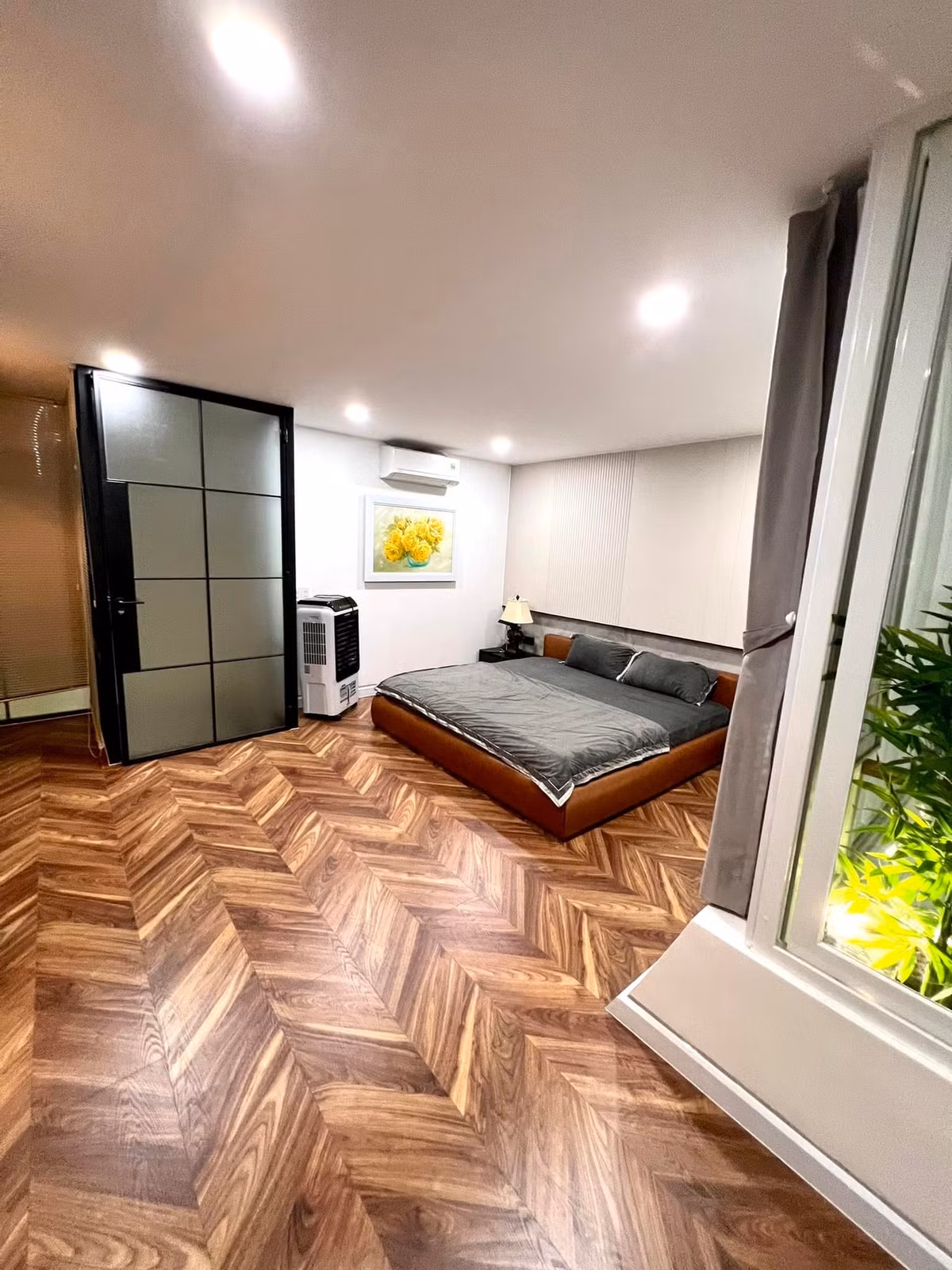 Phòng ngủ tối giản tông màu đen - xám dễ chịu, tạo cảm giác rộng rãi và thoáng đãng.