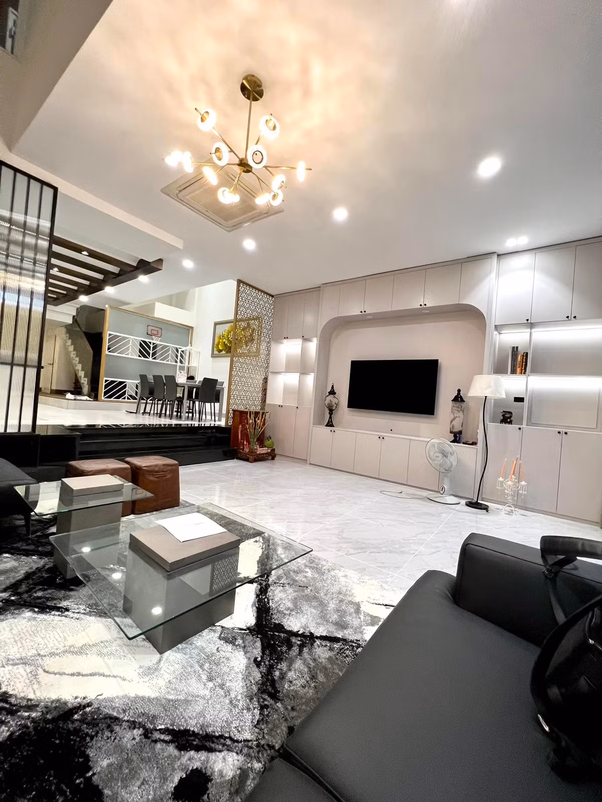 Phòng khách rộng rãi với nội thất hiện đại, thống nhất tông màu đen - trắng.