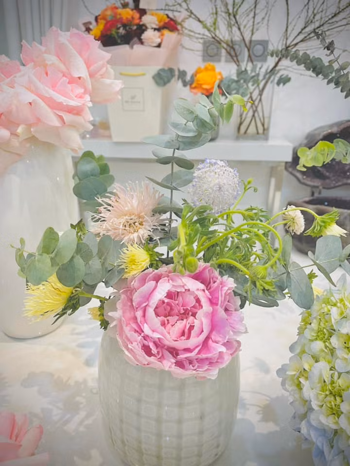 Thuỷ Tiên trang trí nhà bằng rất nhiều hoa tươi. Ảnh: FBNV