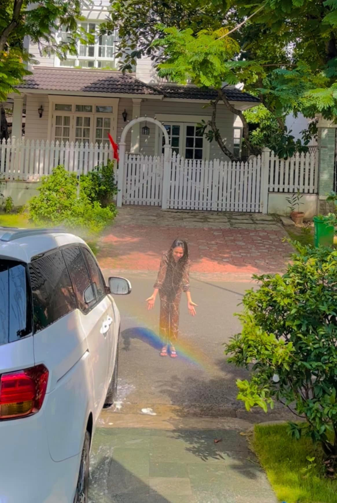 Phía trước cổng nhà của Thuỷ Tiên. Ảnh: FBNV