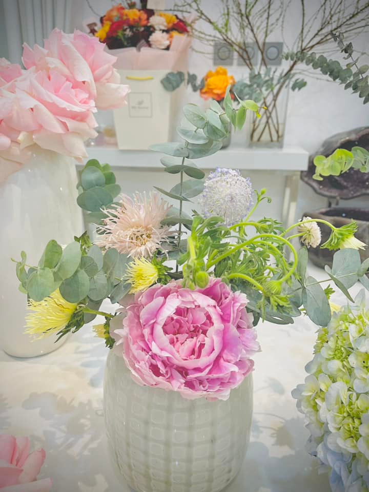Thuỷ Tiên trang trí nhà bằng rất nhiều hoa tươi. Ảnh: FBNV