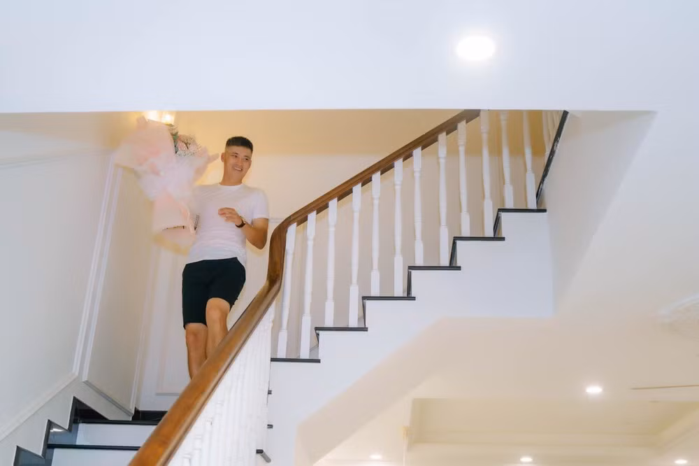 Cầu thang sang trọng bên trong biệt thự. Ảnh: FBNV