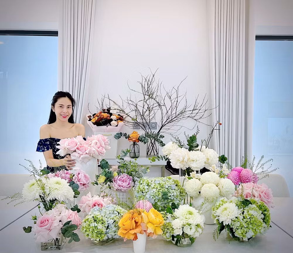 Thông qua một vài hình ảnh chia sẻ, có thể thấy cơ ngơi của vợ chồng Thuỷ Tiên như một bạch dinh trắng sang trọng. Ảnh: FBNV