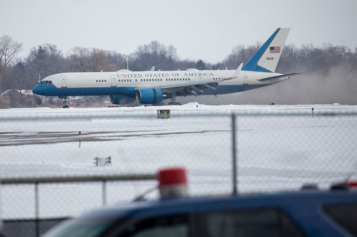 Tính năng quan trọng nhất của Air Force One là đảm bảo Tổng thống Mỹ và các nhân viên an toàn nhất có thể trong suốt chuyến đi. Máy bay được trang bị hệ thống radar và định vị tiên tiến để phòng thủ và tự bảo vệ mình khỏi các mối đe dọa từ mặt đất hoặc trên không. Ảnh: Mlive